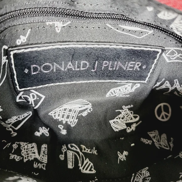 🔥NWT Donald J Pliner Patent Leather Wristlet Clutch - Picture 4 of 16